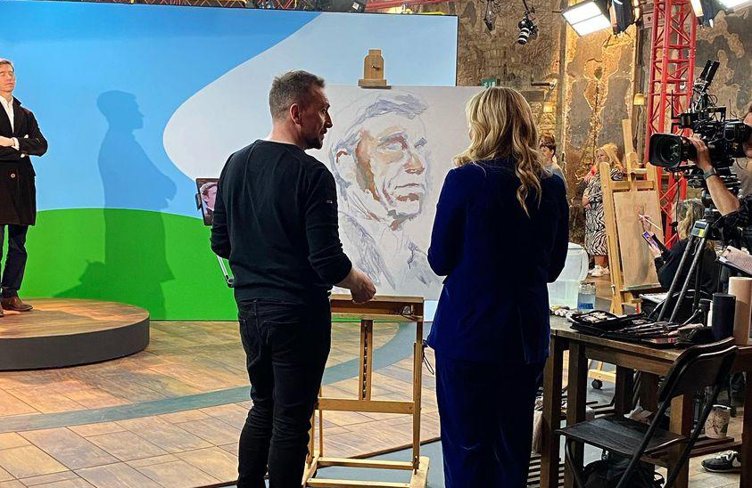 Live on the set of SKY Arts Portrait Artist of the Year.